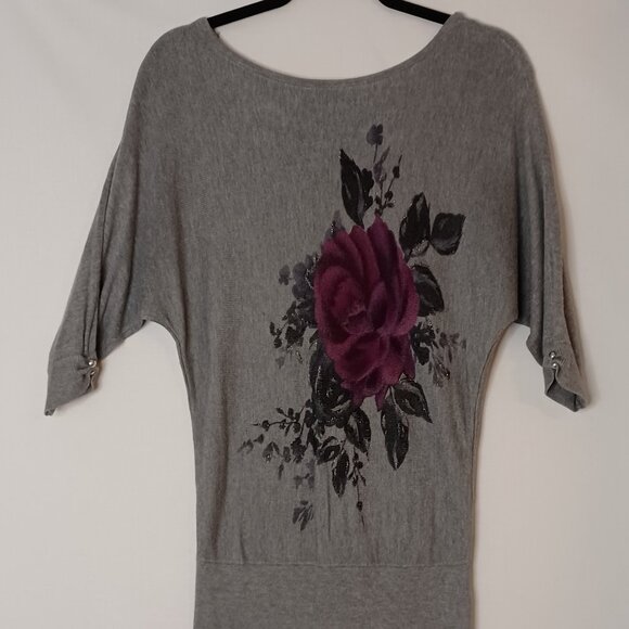White House/Black Market Beautiful Rose Print Gray Top with some Glitter Size XS - Picture 1 of 11